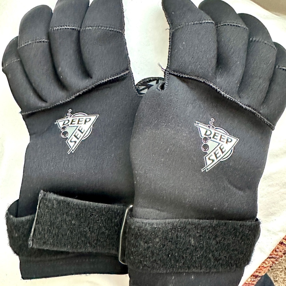 Pair of Deep See Black Diving Gloves-Men’s Small